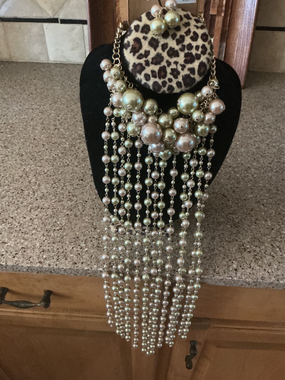 NWT Iridscent Pearl with Gold Chocker Necklace Set - Picture 2 of 3